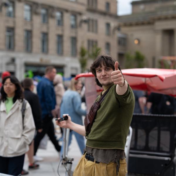 Man gondola, young Dundee